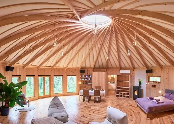 Grande Yourte Pour 4 Personnes A *